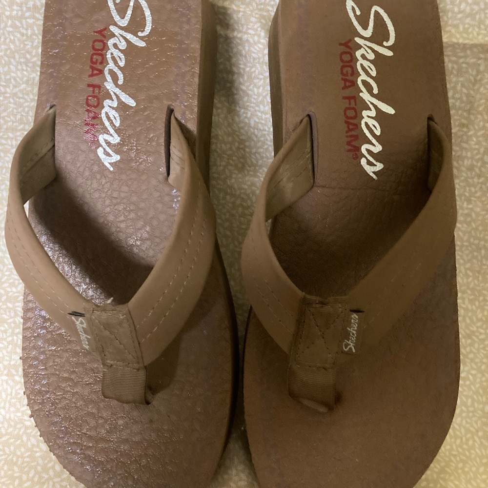 Skechers Yoga Foam light brown Sandals in used but great condition!